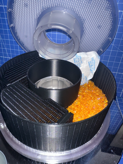 bambu-spool desiccant-dryer-system remixed by tueftlerbox 3d printer accessories dessicant dessicantbox dessicantcontainer drying dessicantholder drybox dryboxspoolholder sunlu sunludryers2 3d print model - Mito3D