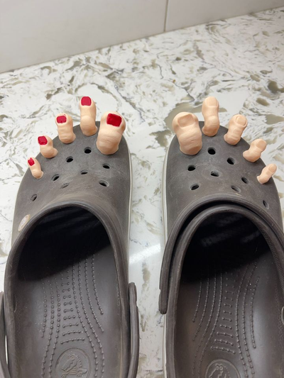 croc dedos pé jibbitz by aposentado cara 3d impressão moda calçados charme crocs 3d print model - Mito3D