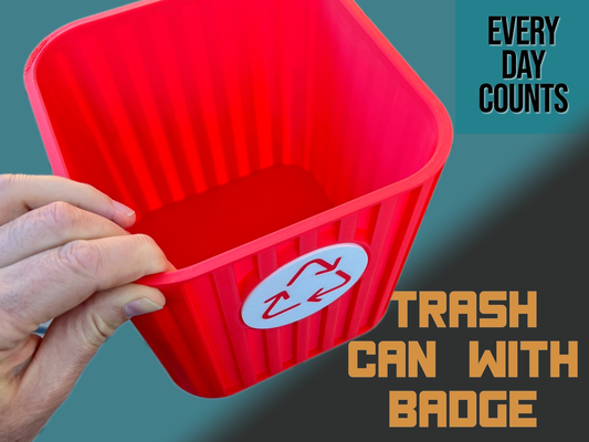 décoratif bureau poubelle pouvez badge by journée compte ménage décor recycler ordures 3d print model - Mito3D