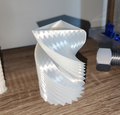sonsuzluk üçgen vazo mod merkez süsü by üçlü atölye sanat heykeller vazemode spiral twistedvase akışlar spiral baskı dekorasyon vazosu 3d print model - Mito3D