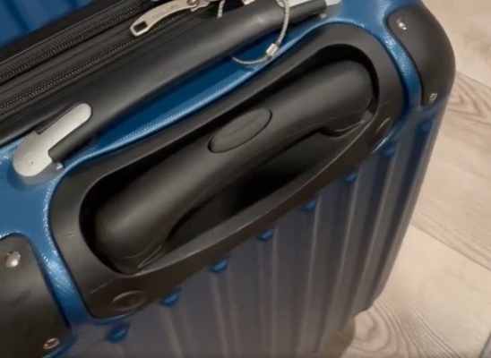 viaje hora equipaje encargarse botón by samuele cao casa modelos bolso reemplazo reparar repairpart maleta seguir 3d print model - Mito3D