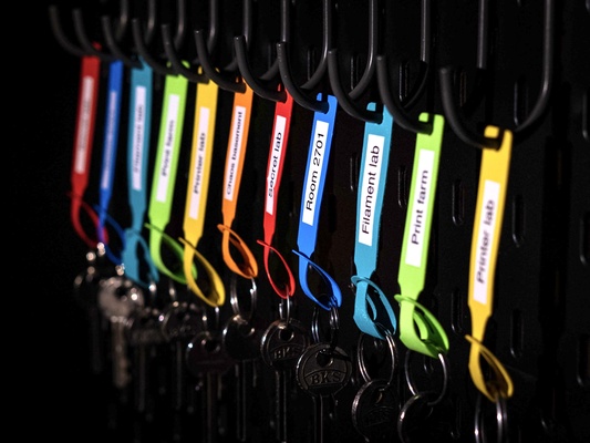 minimalista flexível chave tag by akio 42 ferramentas mínimo chaveiro identificação identificar identificador chaveiros 3d print model - Mito3D