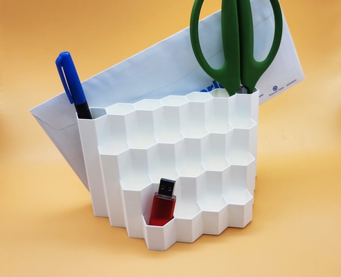 bal peteği sıra organizatör w mektup yuva by üçlü atölye araçlar organizatörler altıgen fincan kalem dolma depolama kalemlik masa düzenleyici caddy düzenlemek öpücük 3d print model - Mito3D