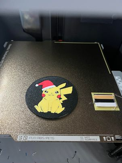 weihnachten pikachu 94mm untersetzer by liebe druckt kunst modelle pokémon gelb santa getränk niedlich festlich saisonal 3d print model - Mito3D