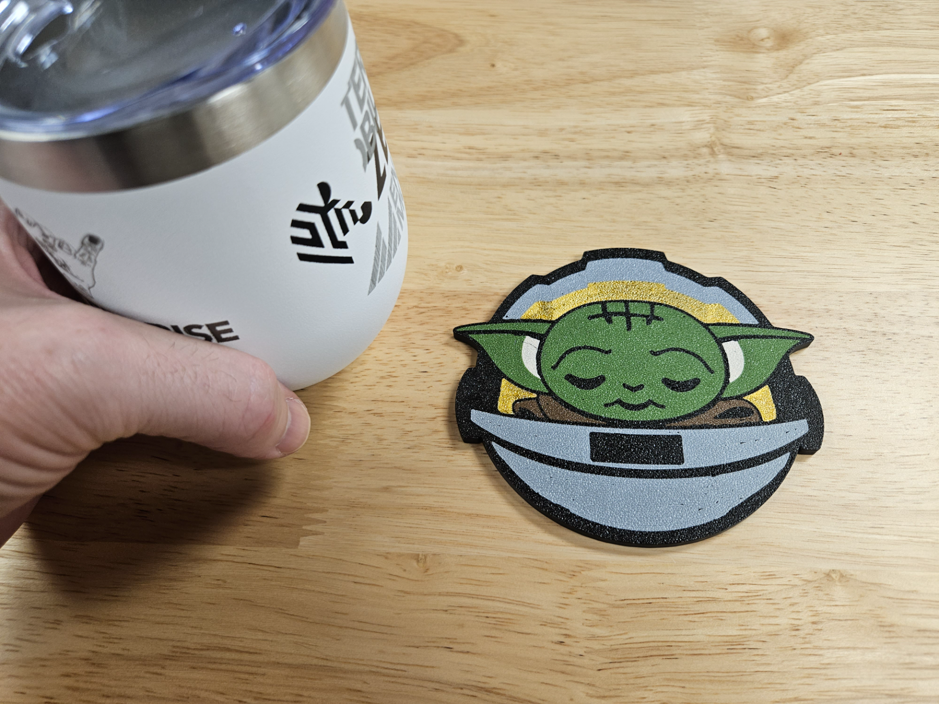 gelb baby yoda mandalorianer star kriege getränk untersetzer disney emoji blitz by wyld haushalt dekor 3D print model - Mito3D