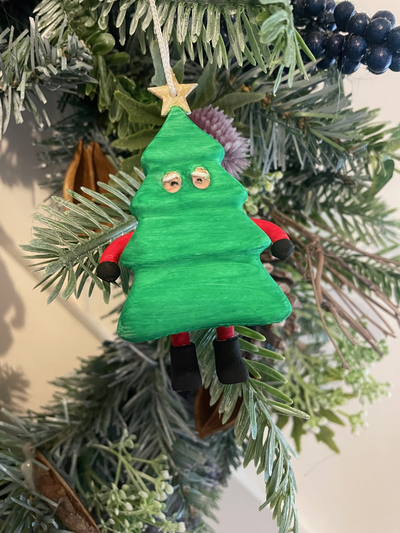 santa versteckt weihnachten baum by hirsch 3d haushalt feierlichkeiten noel dekorationen aufhänger 3d print model - Mito3D