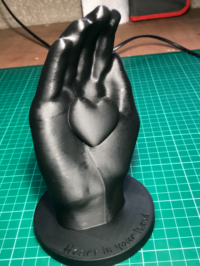 herz hand by kevr102 kunst 2d 3d print model - Mito3D