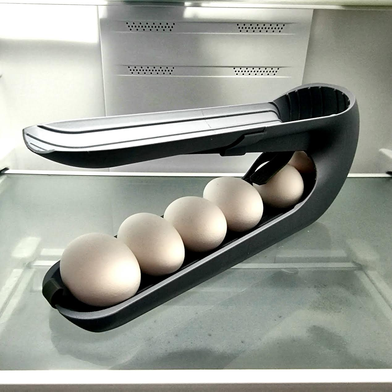 ovo distribuidor by ljhtm remixado sandholm casa modelos ovos armazenamento comida geladeira frigorífico pilha suporte eggholder cozinha dispensador alimentos acessível gadget cozinhando presente natal organizador 3D print model - Mito3D