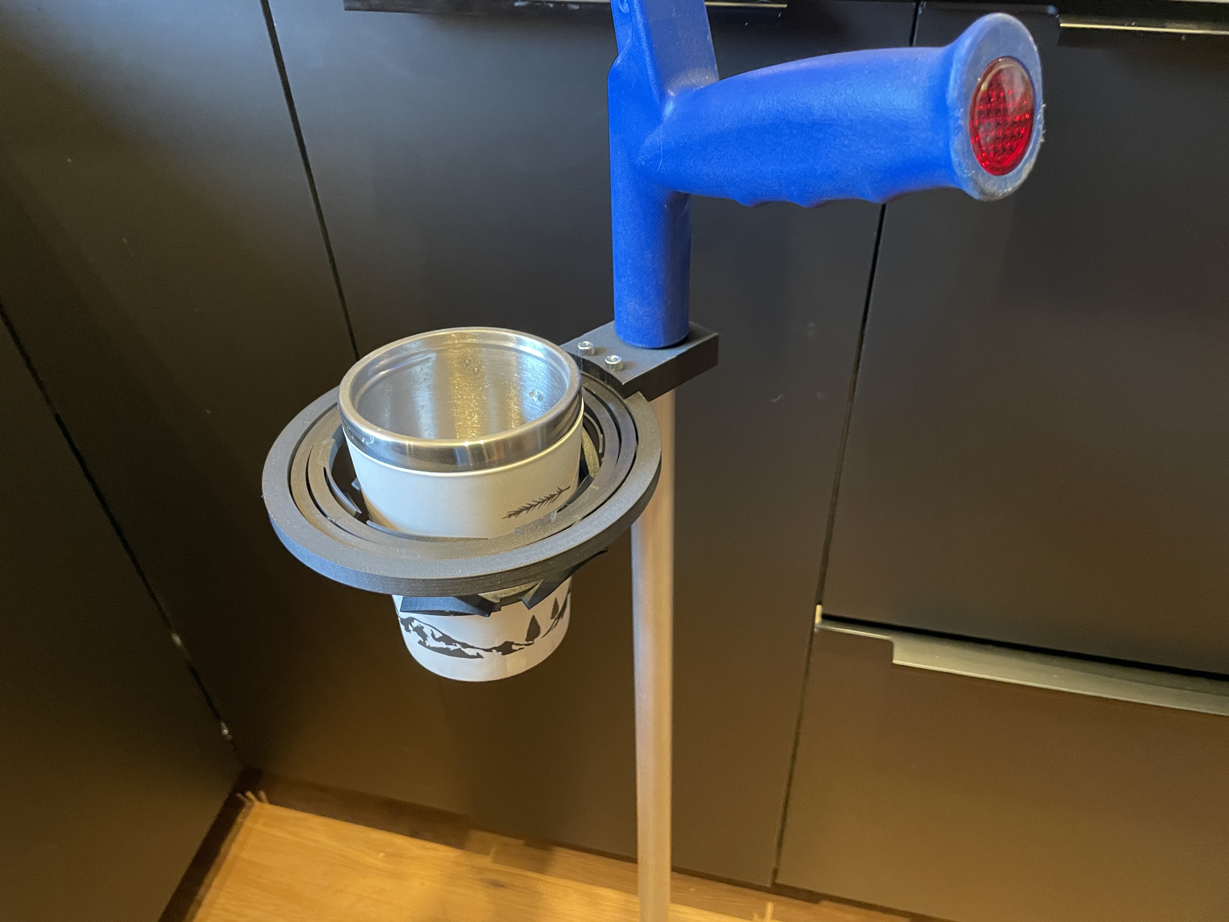 self leveling tasse halter unterstützung neu gemischt by 3dprintnovesia werkzeuge gadgets barrierefreiheit krücken krücke kaffee mobilität kaffeehalter 3D print model - Mito3D