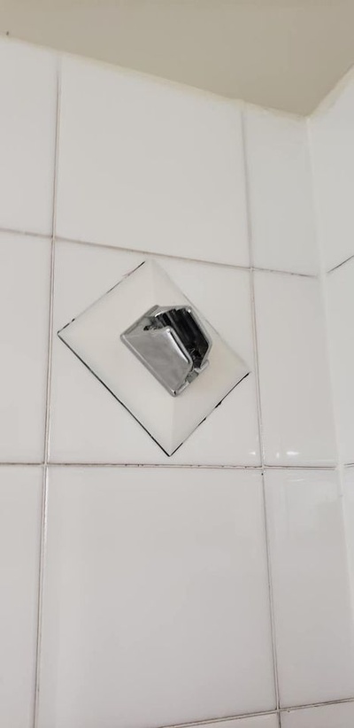 duş baş montaj tabak by hayaletler ev halkı modeller montaj plakası aksesuarları başlığı stickon 3d print model - Mito3D