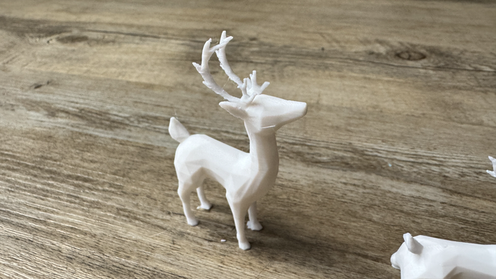 hirsch stehen lowpoly neu gemischt by foxmckraut haushalt feierlichkeiten weihnachten 3d print model - Mito3D