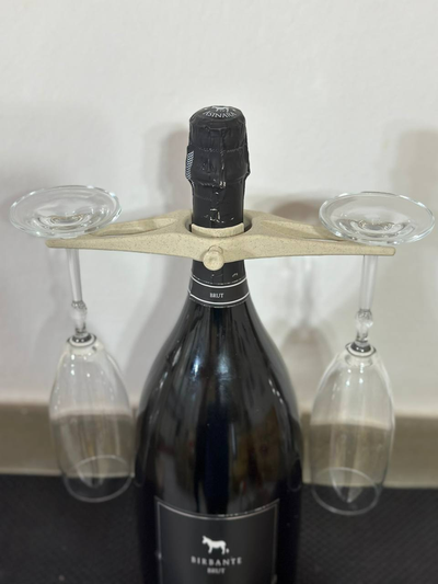vin verre titulaire soutien by pierre ménage décor bouteille filet steak boisson accessoire maison bar restaurant 3d print model - Mito3D