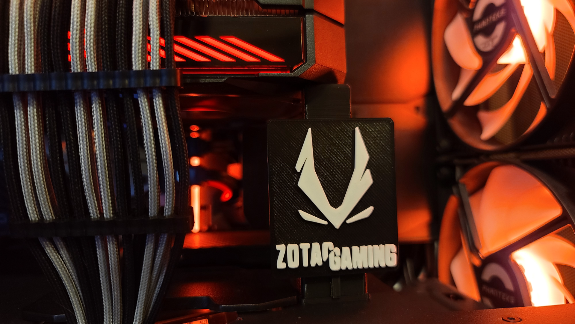 zotac juego azar insignia gpu apoyo tubo subida compatible by dakjones82 arte señales logos pc personalizado gráficos tarjeta 3D print model - Mito3D