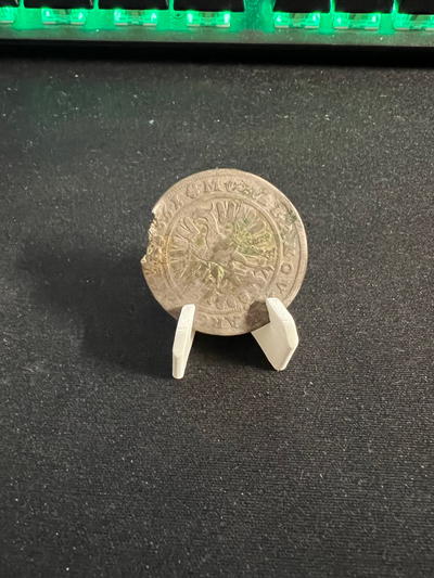 moneda soporte by mr oso pardo arte insignias portamonedas escaparate 3d print model - Mito3D