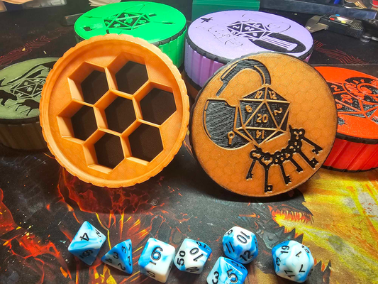 pícaro bóveda remezclado by imaginación fragua 3d juguetes juegos tablero caso funda caja dados d4 d6 d8 d10 d12 d20 almacenamiento dnd mazmorras dragones calabozo maestro rpg rol crítico golpear fallar cubos pionero 3d print model - Mito3D