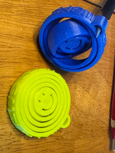 sorridi giroscopio portachiavi by razzi volanti giocattoli giochi agitarsi filatore 3d print model - Mito3D