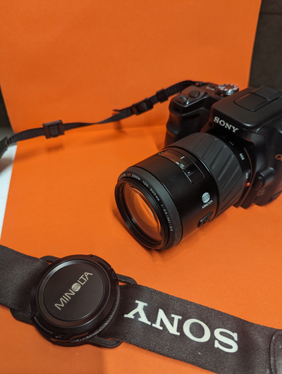 câmera lente boné suporte alça by m of wi passatempo faça acessório sony alfa minolta tampa 3d print model - Mito3D