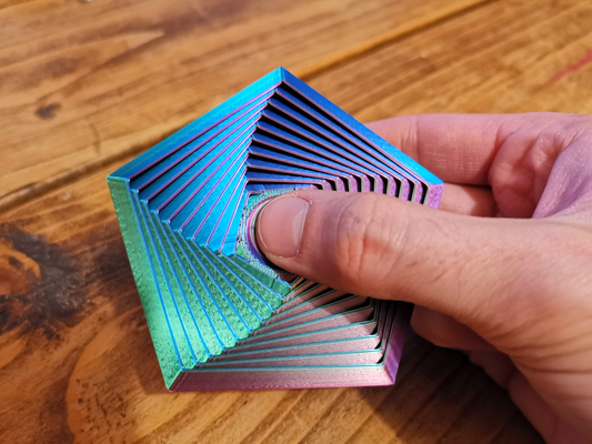 beşli esnek kıpır spinner by matbaacı oyuncaklar oyunlar oyuncak sanat renkli pentagon bükülme saykodelik renk ipek iplik rulman kasırga geometrik geometri değişiklik print in place baskı yeri yazdır yer stres çarkı 3d print model - Mito3D