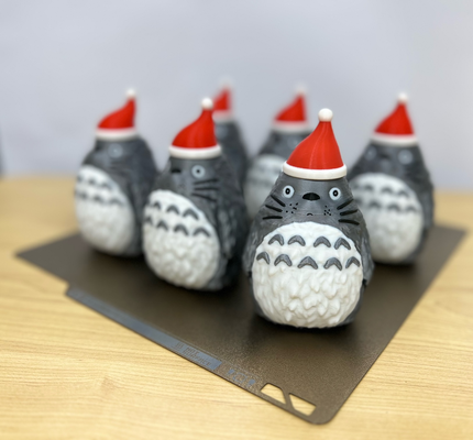 totoro in a noel baba şapka yeniden karıştırılmış by gregory ml oyuncaklar oyunlar karakterler dekor dekorasyon anime şirin çocuklar dekorasyonu 3d print model - Mito3D