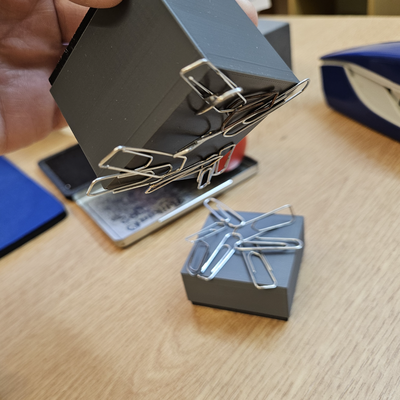 papel grampo magnético cubo 30mm x 50mm estilo escrivaninha by 3dprintcess casa escritório suporte agarrar chaves arco cinta ímãs tabela 3d print model - Mito3D
