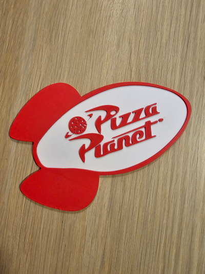 pizza planeta pixar placa by noril arte sinais logotipos pizzaplanet história brinquedos disney tv filmes filme luca 3d print model - Mito3D