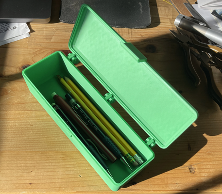 elastic latch box - pencil case size remixed by mtwomey tools organizers orgainizer lid pencase hingedbox hingedesign 3d print model - Mito3D