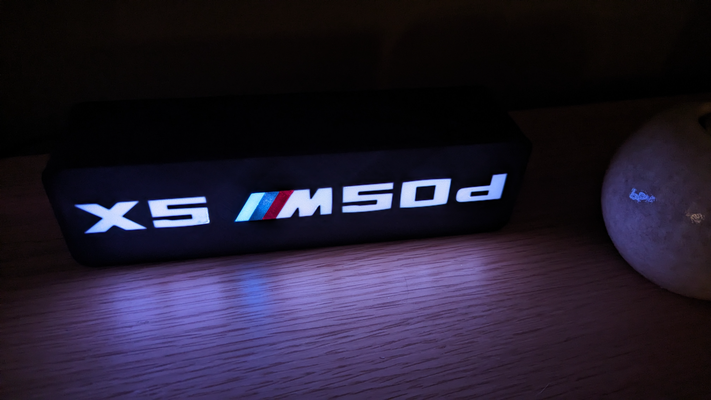 bmw x5 m50d caixa luz by xícara bigode casa decoração 3d print model - Mito3D