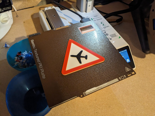 flugzeug warnung zeichen aufhänger achtung schild aufh ngung neu gemischt by stahlcroissant haushalt dekor flugzeuge warnschild 3d print model - Mito3D