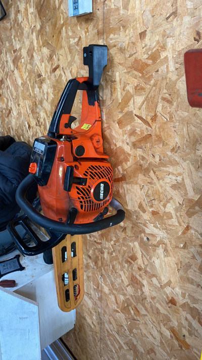 chainsaw wall holder by tipicard tools organizers mount hook hanger scie a chaine stihl husqvarna echo dewalt milwaukee makita 3d print model - Mito3D