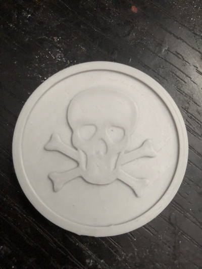 crânio ossos cruzados moeda remixado by impressora errada arte distintivos pirata 3d print model - Mito3D
