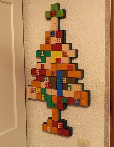 tetris noel ağaç geliş takvim by tomtom5893 ev halkı şenlikler kutu baba madde kapak hediye kış mutlu sürpriz sayılar bayram neşe numara şaşırmış cristmastree dekorasyonu ağacı oyuncak tetris kutusu takvimi 3d print model - Mito3D