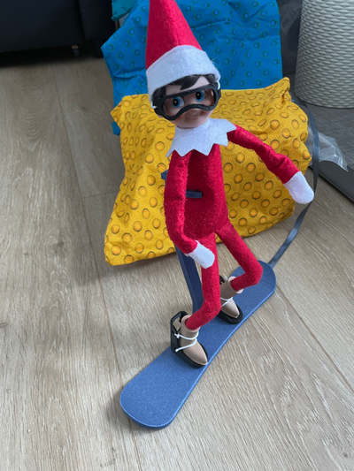 duende on estante snowboard remezclado by flex0011 casa festividades snowboarding navidad juguete invierno decoraciones barbieaccesorios muñeca 3d print model - Mito3D