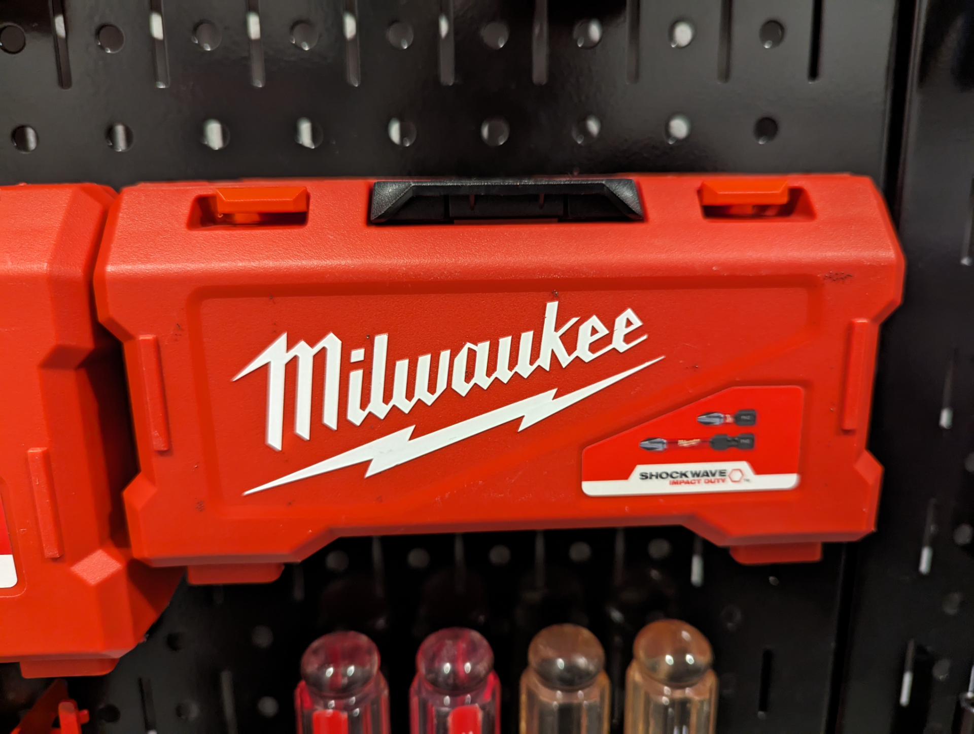 mur contrôle milwaukee bit titulaire soutien boîte by jaxel outils organisateurs 3D print model - Mito3D