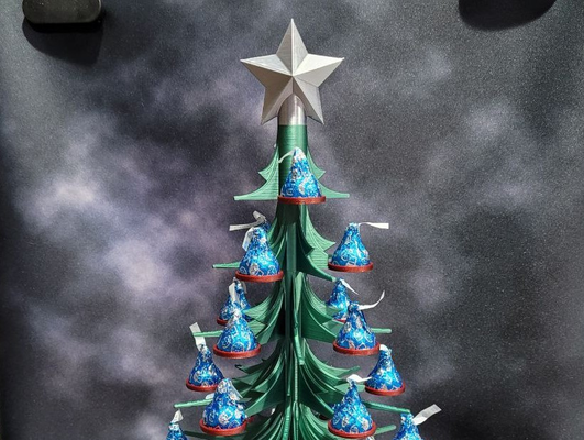 kissmas tree threaded assembly by dekopuma household festivities christmas hershey kiss chocolate centerpiece tannenbaum 3d print model - Mito3D