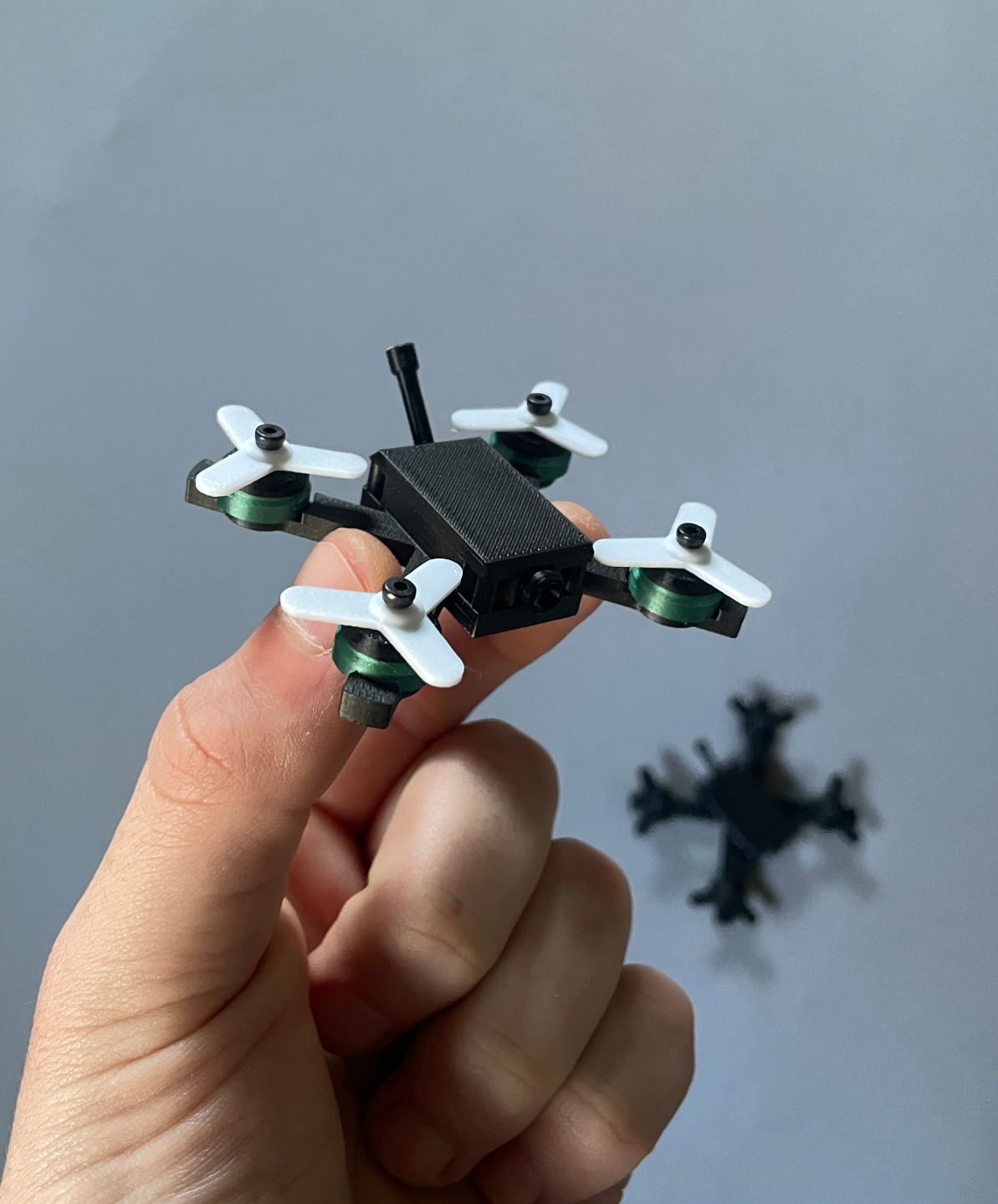 bêbês quadcopter by cartyski miniaturas zangão fpv mini magnético construir brinquedo vôo concurso 3D print model - Mito3D