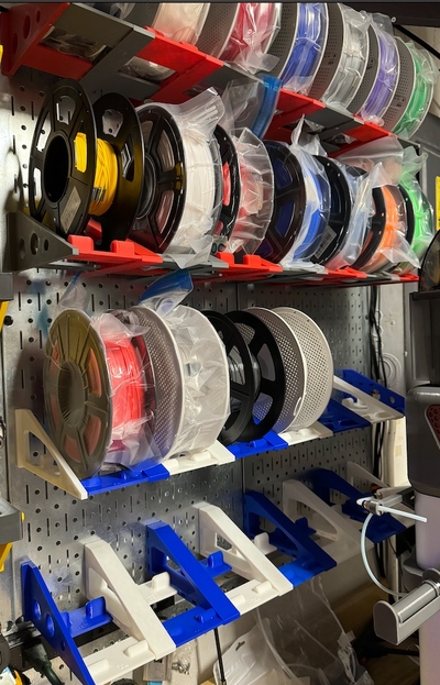 filament bobine panneau perforé monter jjj système remixé by drewber09 3d imprimante accessoires porte filaments titulaire soutien mur 3d print model - Mito3D