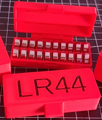 print in place caso bainha lr44 baterias remixado by daclasen ferramentas organizadores caixa organizador armazenamento suporte bateria célula moeda coincidente lr44battery lr44batteryholder 3d print model - Mito3D