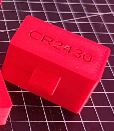 print in place caso bainha cr2430 baterias remixado by daclasen ferramentas organizadores caixa organizador armazenamento suporte bateria célula moeda coincidente cr2430holder 3d print model - Mito3D