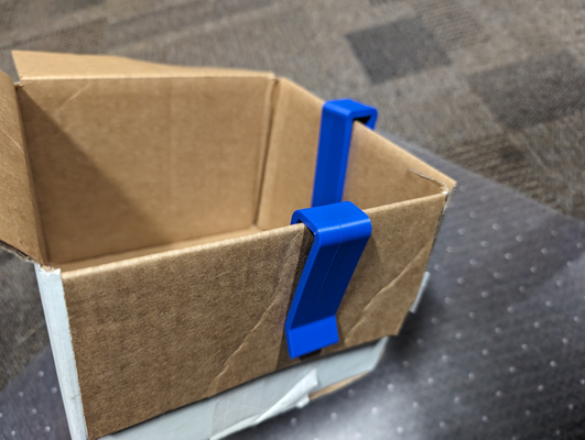 karton kutu kapak klips by joe tutam araçlar organizatörler kart yazı tahtası dirsek kulp destek kelepçe sanayi 5s organizasyon düzenlemek organizatör montaj imalat 3d print model - Mito3D