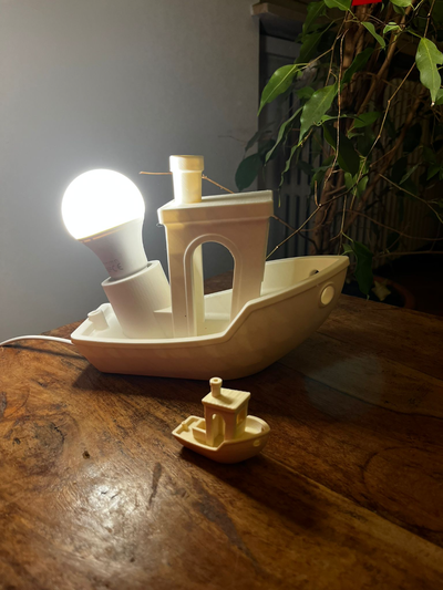 3dbenchy lampada by tommaso chiusi remixato paganicius passatempo fai elettronica panchina barca e27 compleanno regalo papà mamma 3d stampante design 3d print model - Mito3D