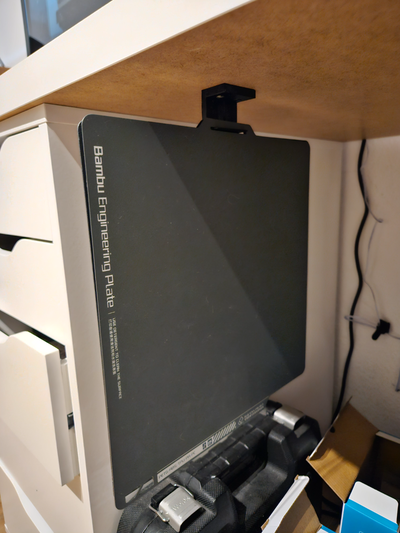construir plato soporte percha mesa escritorio rápido impreso fácil instalado by 3dprintcess 3d impresora accesorios debajo platte tisch cabestro bambulab bambu impresión colgar 3d print model - Mito3D