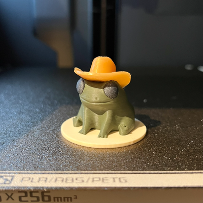 fred thicc cow boy grenouille remixé by saignement miniatures animaux animal épais cul chapeau 3d print model - Mito3D