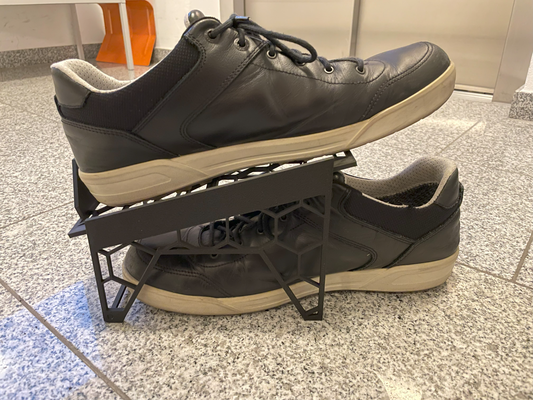spazio salvataggio in piedi scarpe ginnastica stampabile on a1 mini by creatore domestico casa modelli scarpa sneaker titolare supporto verticale risparmiatore 3d print model - Mito3D