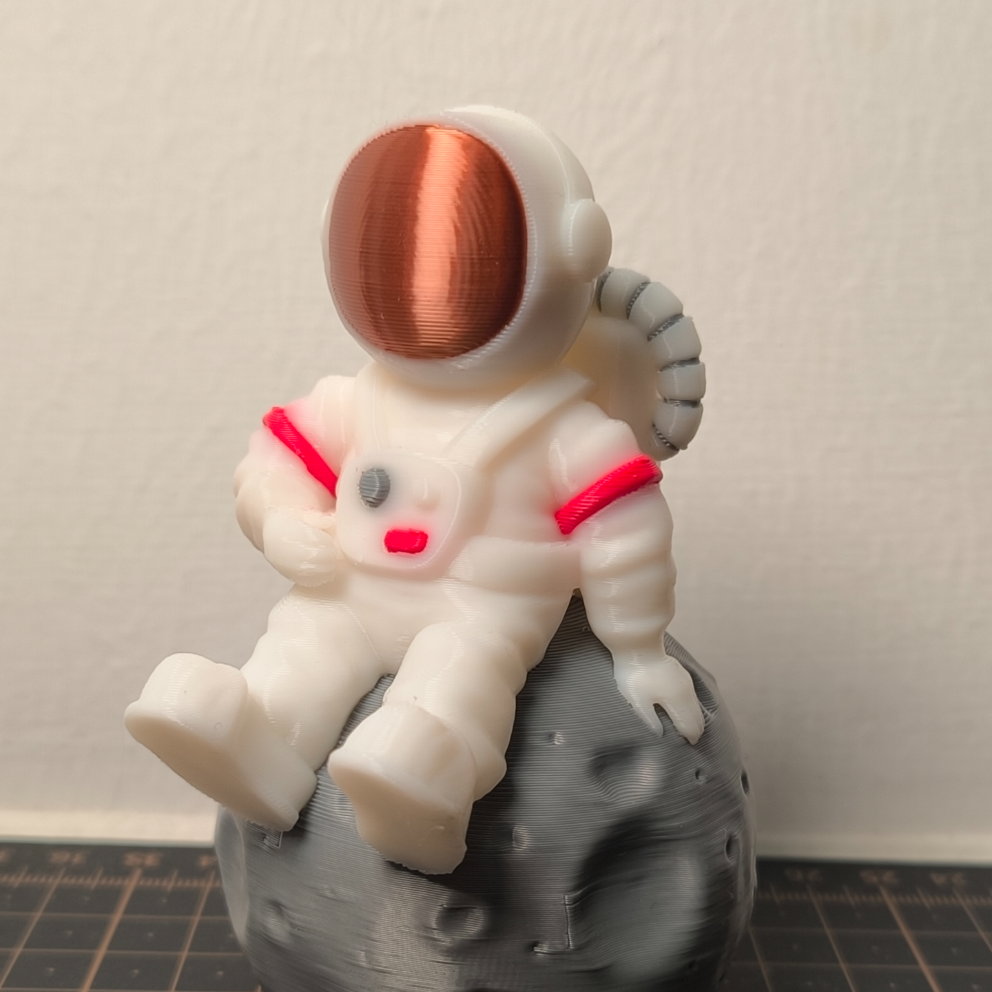 4 colored astronauta sentado on lua remixado by sundae liu arte esculturas 3D print model - Mito3D