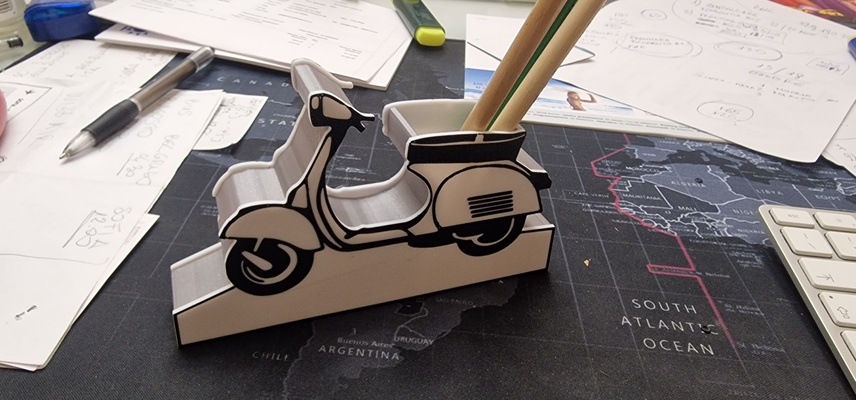 vespa dolma kalem iş kart kulp destek no metin by duvarartguy sanat heykeller sıra kalemlik kartvizit sahibi kalemlik masa düzenleyici mobilet piaggio 3d print model - Mito3D