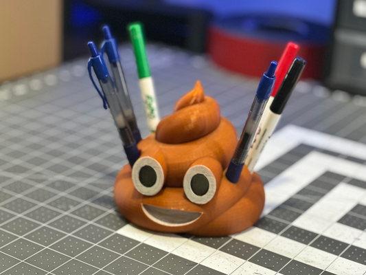 poop emoji stift halter unterstützung by mopar2511 werkzeuge veranstalter schreibtisch arbeit komisch geschenk weihnachten geburtstag scherz boss 3d print model - Mito3D