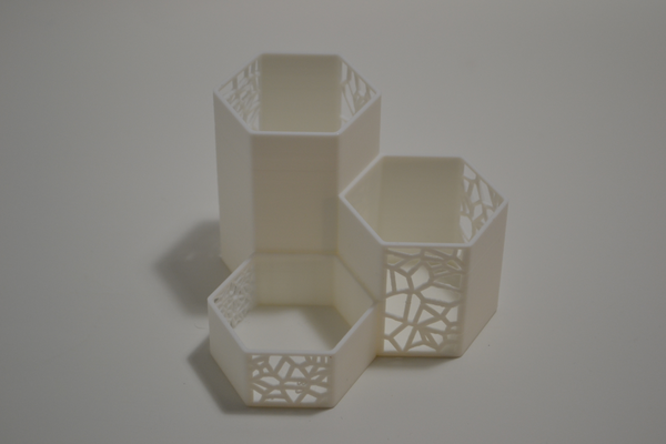 modulare penna tazza organico by 3dfolio domestico arredamento moderno minimalista semplice design freddo elegante parametrico voronoi successore fusione 360 100 g costo matita ufficio soluzioni scrivania conservazione esagono 3d print model - Mito3D