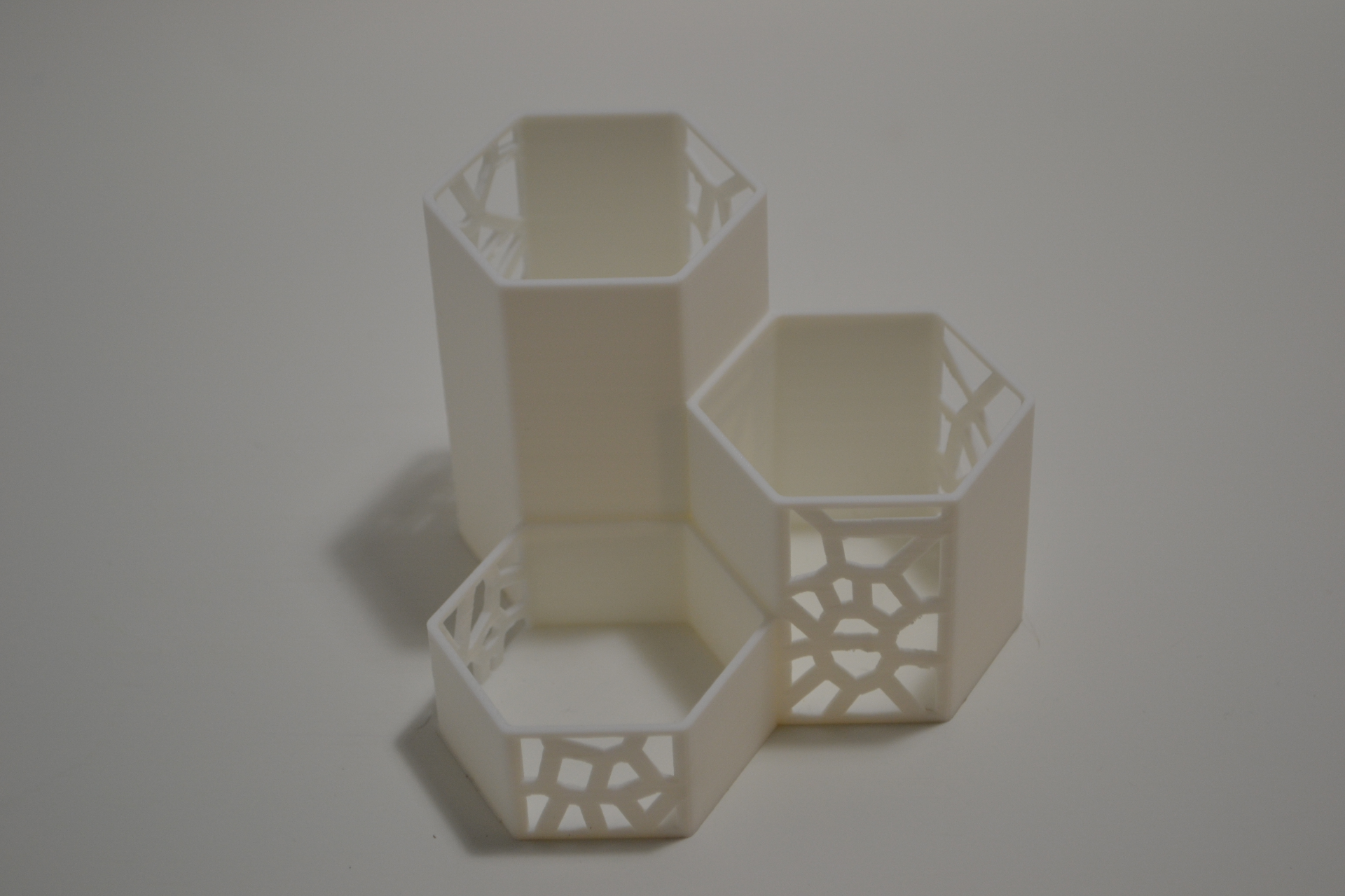 modulaire stylo tasse biologique by 3dfolio ménage bureau tasses espace rangement crayon stylos hexagone souhait conception paramétrique moderne blanc bureau accessoires articles facile minimal minimaliste 3D print model - Mito3D