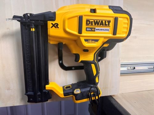 dewalt brad chiodo pistola 20v parete montare remixato by jeeperjc utensili organizzatori appendiabiti sparachiodi wall mount dewalt20v bradgun 3D print model - Mito3D