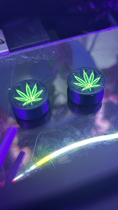 24mm gras stecker by jerryb84 mode ohrringe 420 cannabis sativa zeigt ear guages guage plug tunnel 3d print model - Mito3D